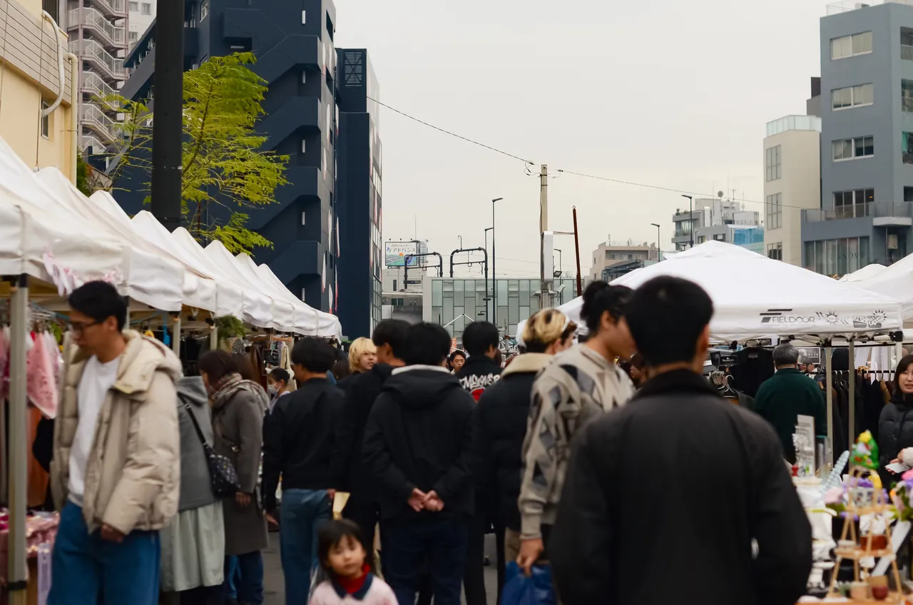 下北線路街 空き地に白いテントのブースが並び、大勢の来場者が行き交う開催当日の様子
