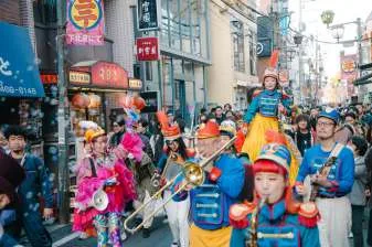 金管楽器を鳴らしながら街を練り歩くパレード