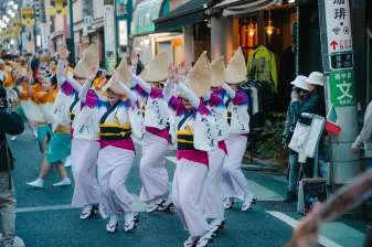 商店街を進む阿波踊りの踊り手たち